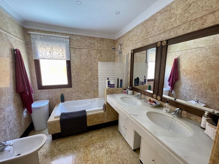 Image No.13-2 Bed Property for sale