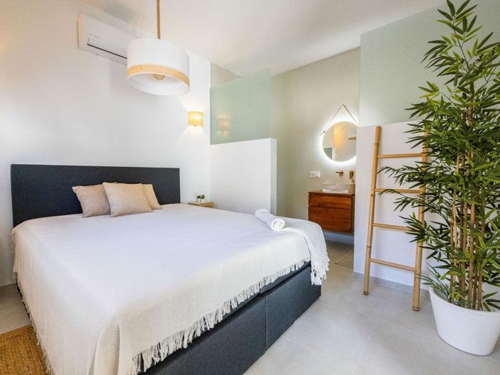 Image No.11-3 Bed Property for sale