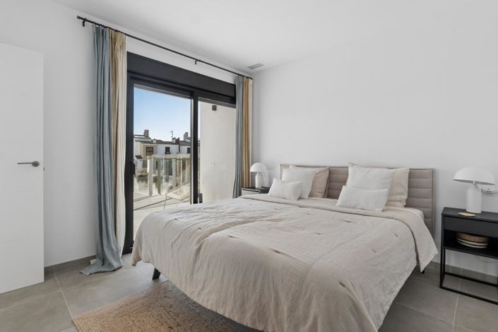 Image No.25-3 Bed Property for sale