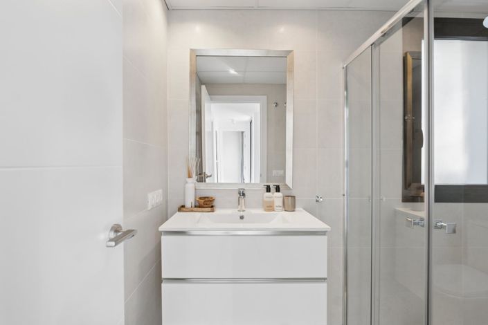 Image No.27-3 Bed Property for sale