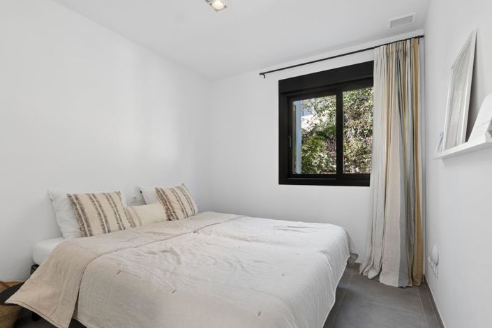 Image No.28-3 Bed Property for sale