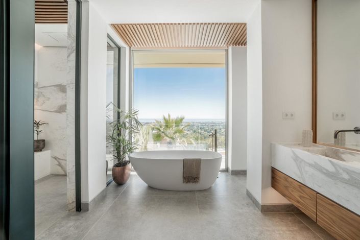 Image No.20-6 Bed Property for sale