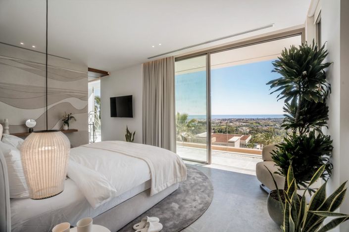 Image No.30-6 Bed Property for sale