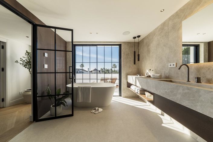 Image No.40-5 Bed Property for sale