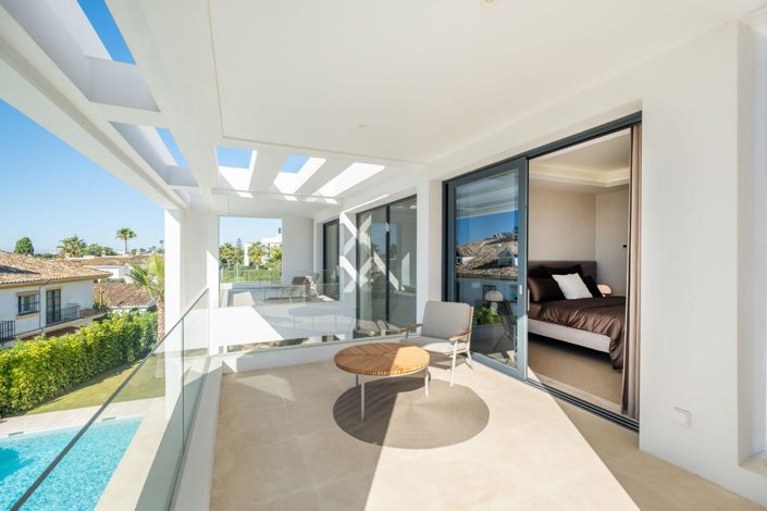 Image No.24-6 Bed Property for sale