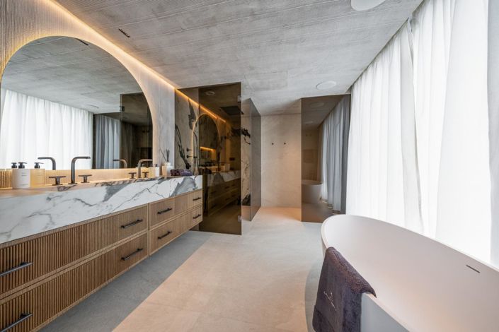 Image No.12-5 Bed Property for sale