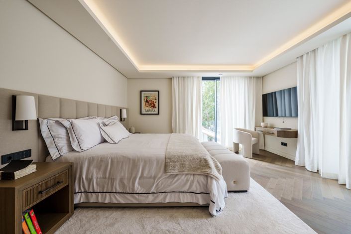 Image No.14-5 Bed Property for sale