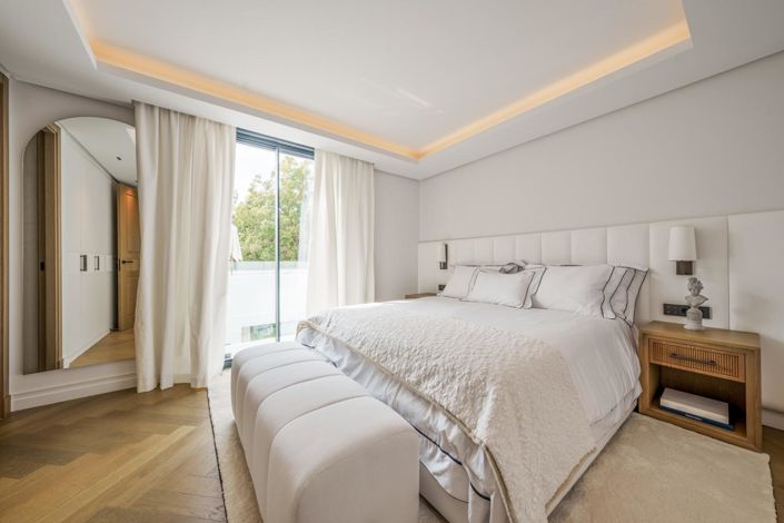 Image No.16-5 Bed Property for sale