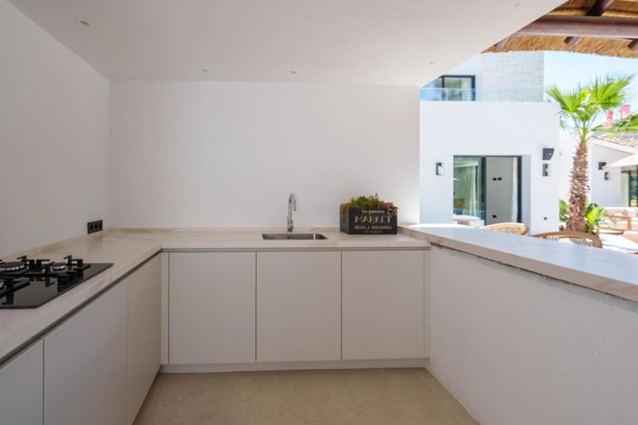 Image No.2-5 Bed Property for sale