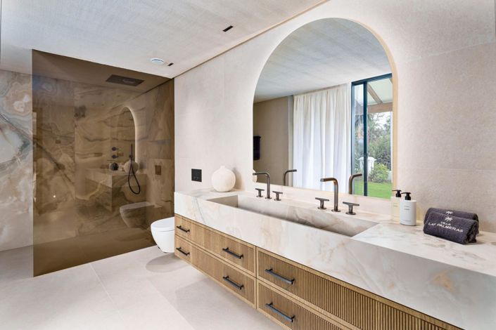 Image No.8-5 Bed Property for sale