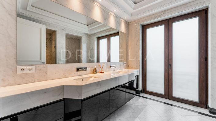 Image No.11-8 Bed Property for sale