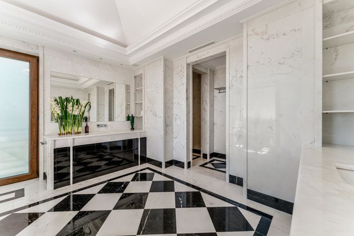 Image No.16-8 Bed Property for sale