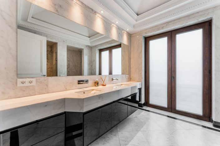 Image No.18-8 Bed Property for sale