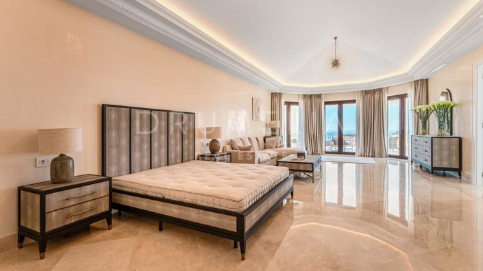 Image No.20-8 Bed Property for sale