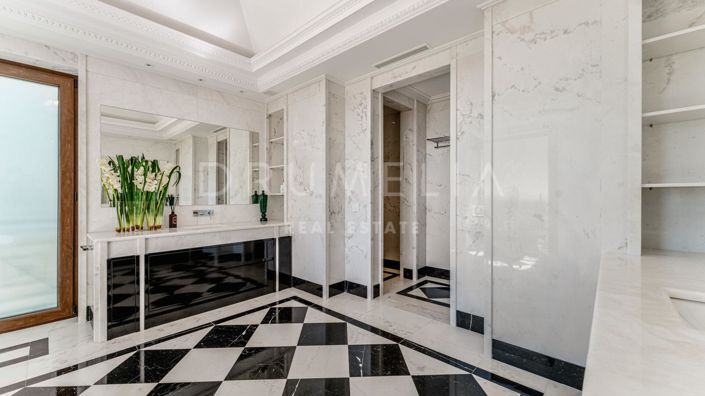 Image No.24-8 Bed Property for sale