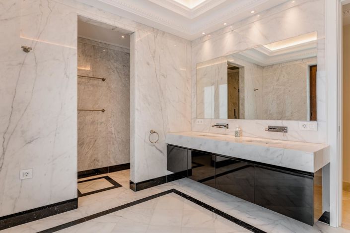 Image No.31-8 Bed Property for sale