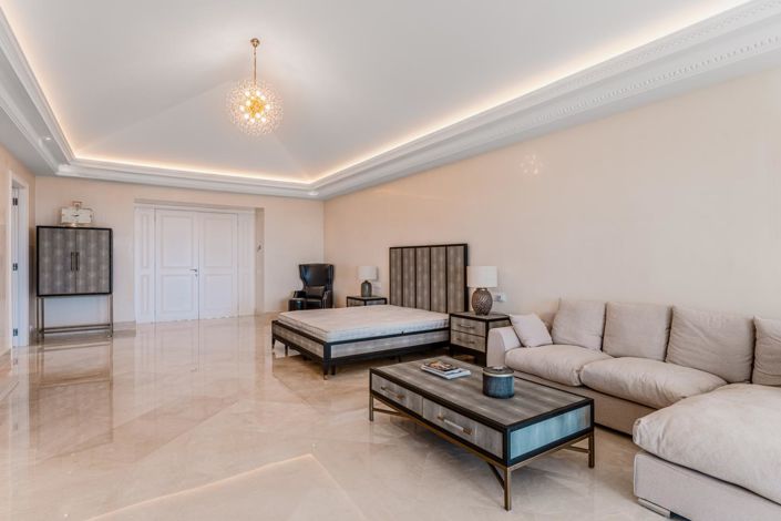 Image No.8-8 Bed Property for sale