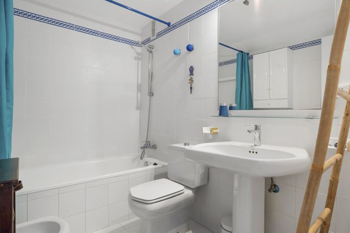 Image No.17-3 Bed Property for sale