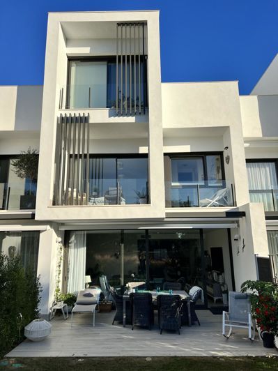 Image No.25-4 Bed Property for sale