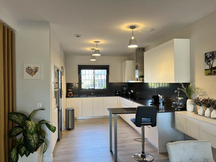 Image No.26-4 Bed Property for sale