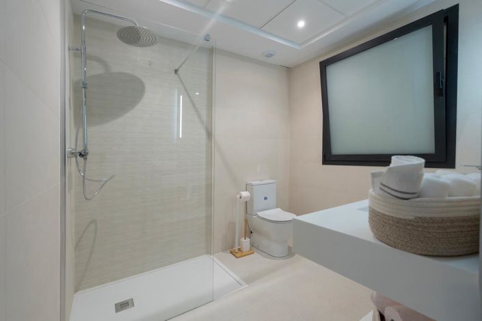 Image No.10-2 Bed Property for sale