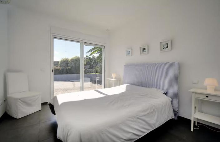 Image No.15-6 Bed Property for sale