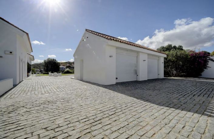 Image No.17-6 Bed Property for sale