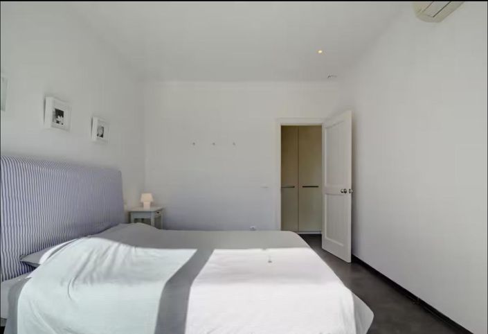 Image No.24-6 Bed Property for sale