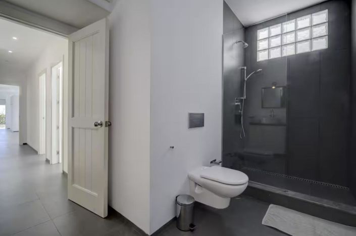 Image No.27-6 Bed Property for sale