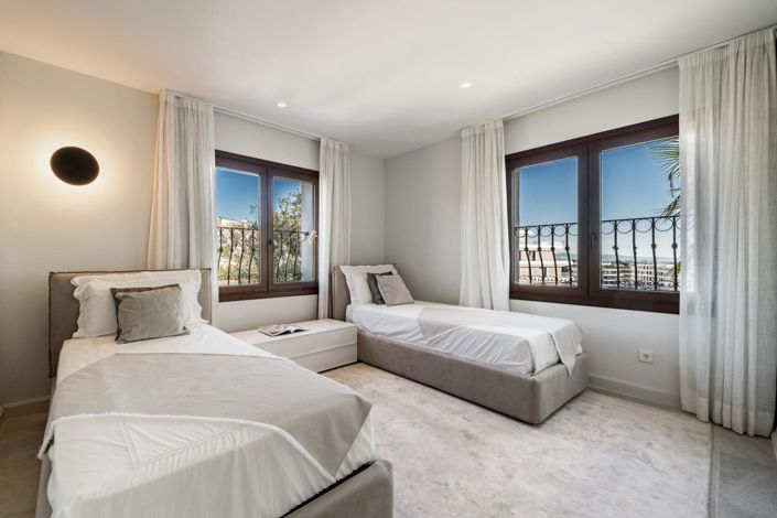 Image No.27-5 Bed Property for sale