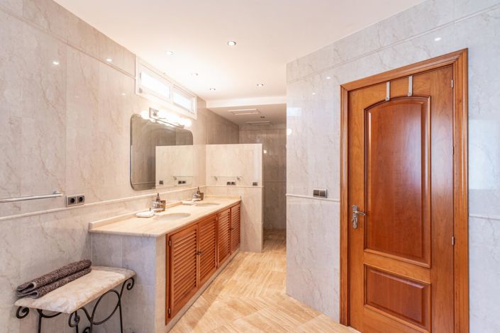 Image No.21-5 Bed Property for sale