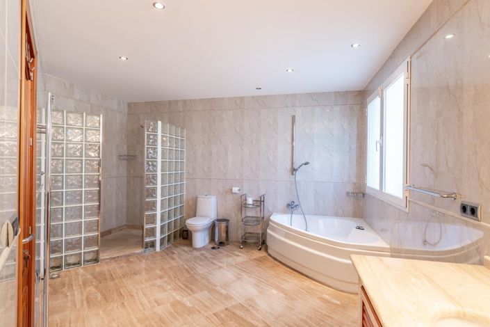 Image No.22-5 Bed Property for sale