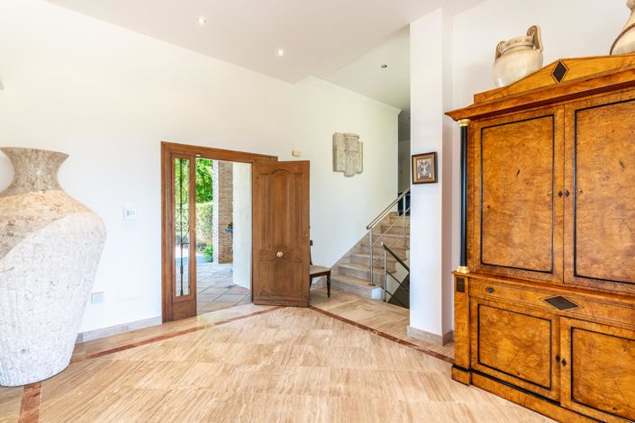 Image No.28-5 Bed Property for sale