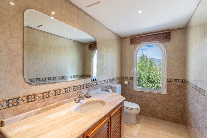 Image No.9-5 Bed Property for sale