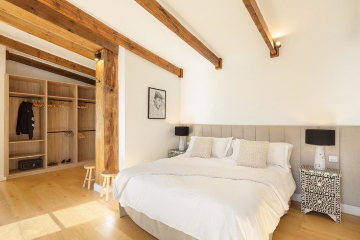 Image No.12-8 Bed Property for sale