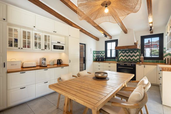 Image No.13-8 Bed Property for sale