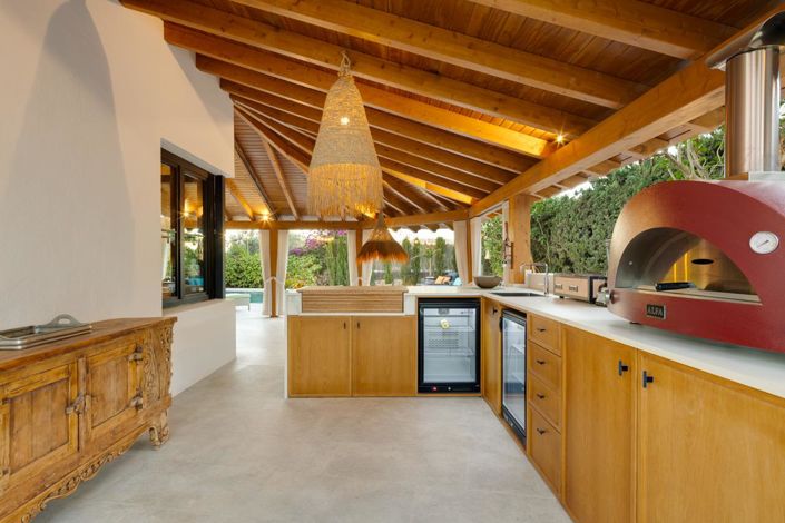 Image No.16-8 Bed Property for sale