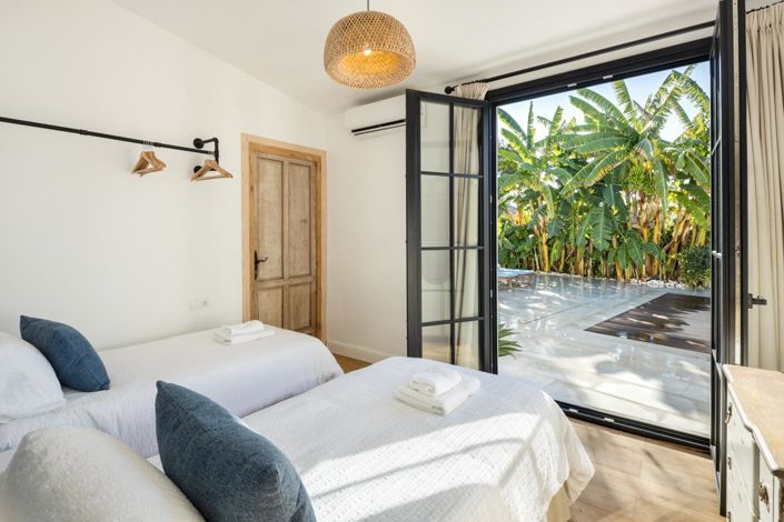 Image No.17-8 Bed Property for sale