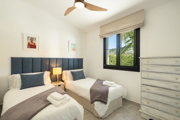 Image No.8-8 Bed Property for sale