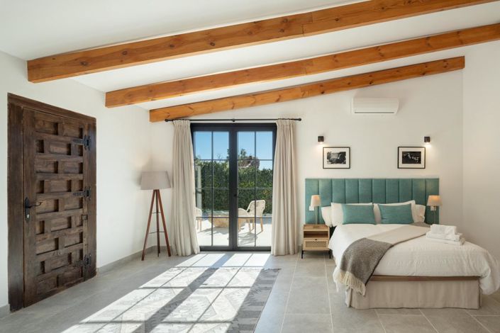 Image No.9-8 Bed Property for sale