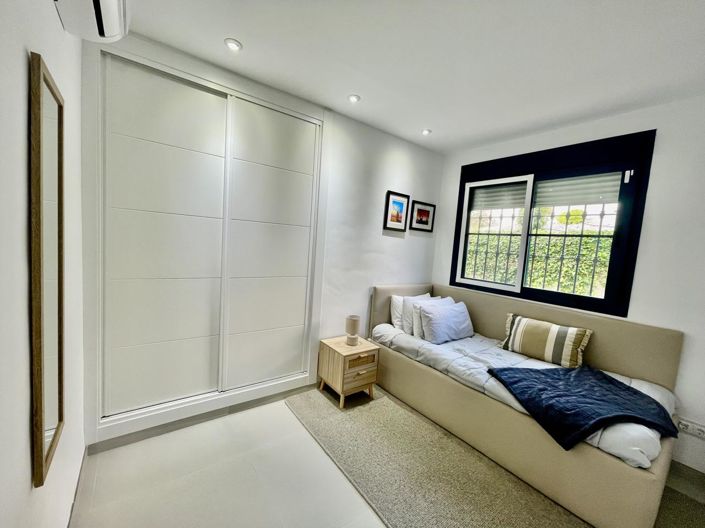 Image No.28-3 Bed Property for sale