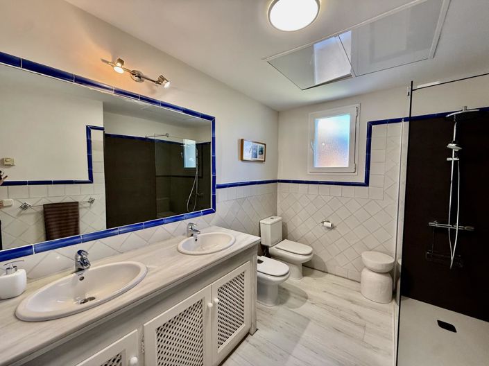 Image No.28-3 Bed Property for sale