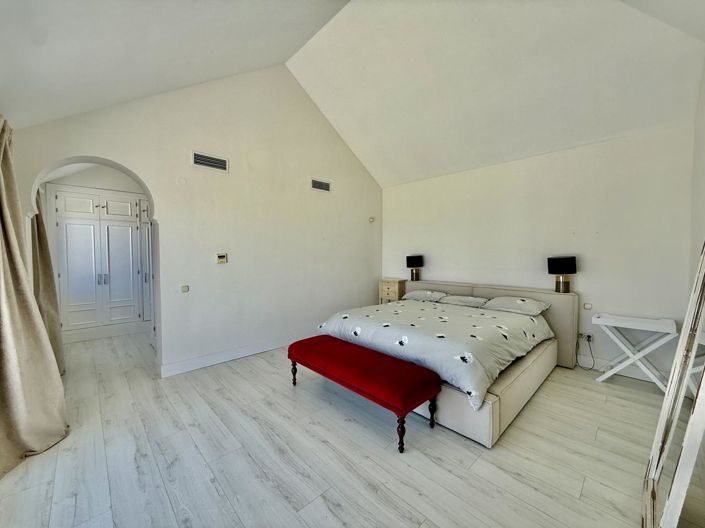 Image No.40-3 Bed Property for sale