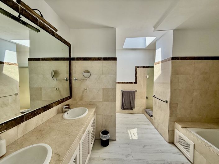 Image No.45-3 Bed Property for sale
