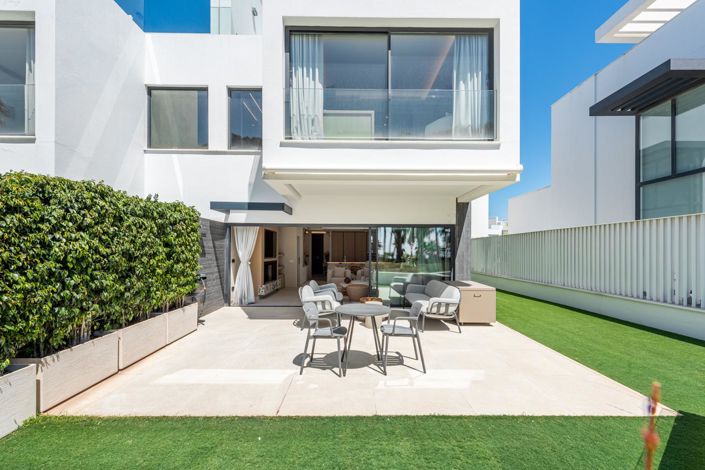 Image No.4-4 Bed Property for sale