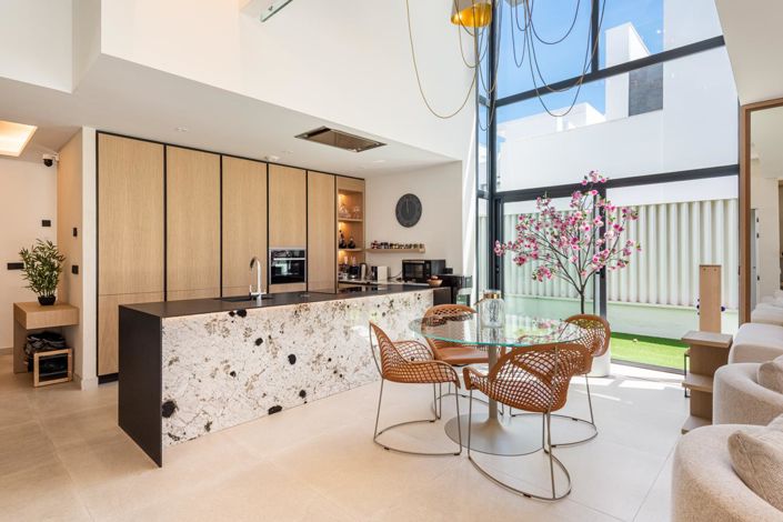 Image No.8-4 Bed Property for sale