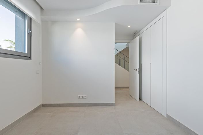 Image No.13-4 Bed Property for sale