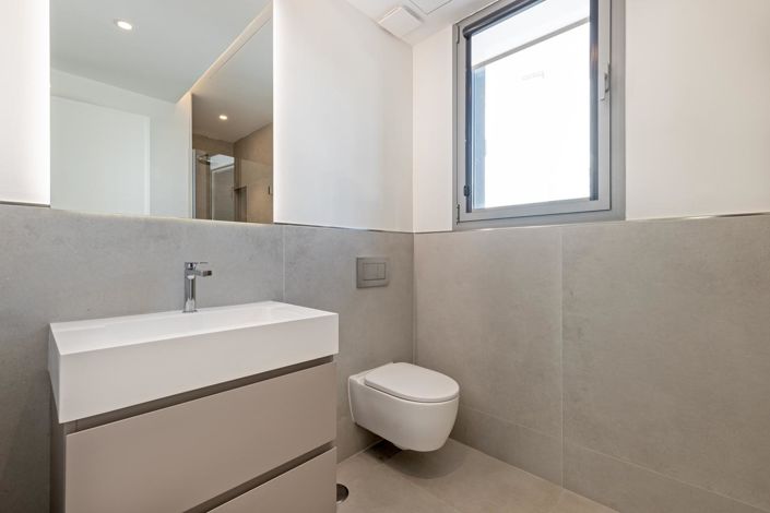 Image No.18-4 Bed Property for sale