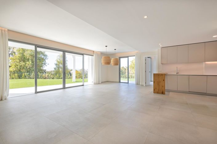 Image No.2-4 Bed Property for sale