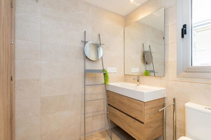 Image No.17-2 Bed Property for sale